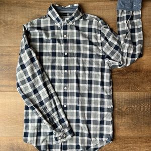Express Men’s soft wash long sleeve button down shirt small